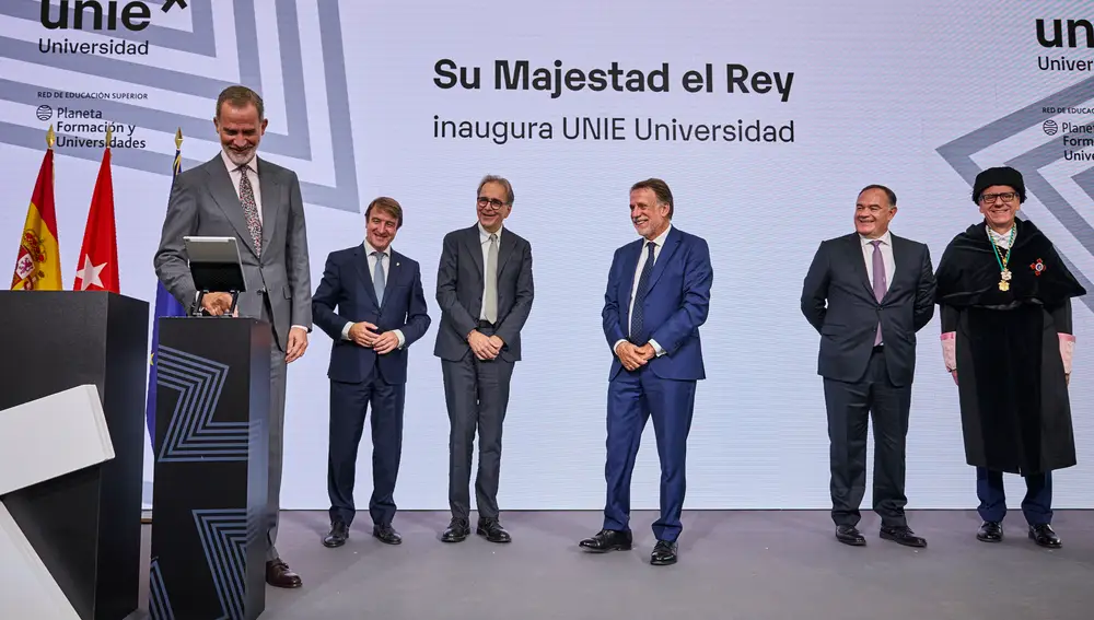El Rey Felipe VI pulsa el botón para inaugurar oficialmente UNIE Universidad junto al alcalde de Tres Cantos, Jesús Moreno, el ministro de Universidades en funciones, Joan Subirats, el presidente del Grupo Planeta y Atresmedia, José Creuheras, el director general de Planeta Formación y Universidades, Carlos Giménez, y el rector de UNIE Universidad, Segundo Piriz