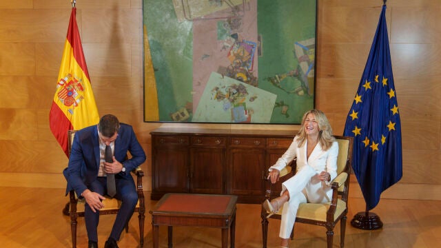El secretario general del PSOE y presidente del Gobierno en funciones, Pedro Sánchez, y la ministra de Trabajo y Economía Social en funciones, Yolanda Díaz, a su llegada para reunirse en el Congreso de los Diputados.