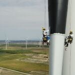Operarios pintan de negro un aerogenerador