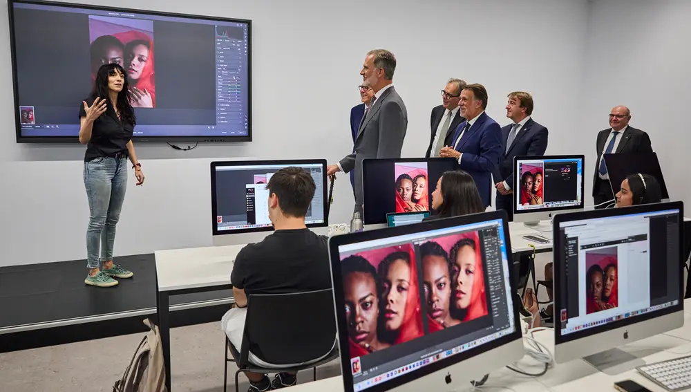 El Rey Felipe VI visita una de las clases de UNIE Universidad junto al ministro de Universidades en funciones, Joan Subirats, el presidente del Grupo Planeta y Atresmedia, José Creuheras, y el alcalde de Tres Cantos, Jesús Moreno, en el campus de UNIE en la localidad madrileña de Tres Cantos