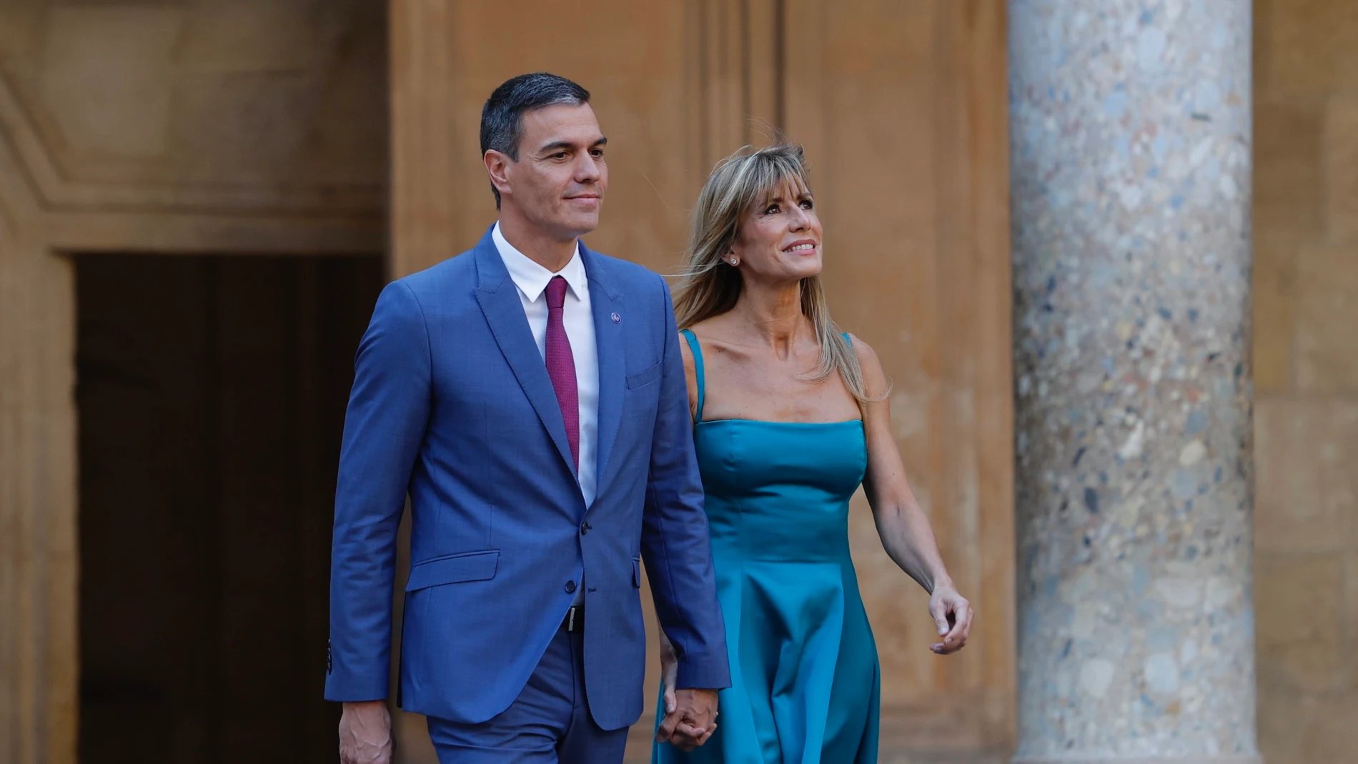 El presidente del Gobierno en funciones, Pedro Sánchez, junto a su mujer, Begoña Gómez, a su llegada al Palacio de Carlos V para la visita que junto a los Reyes y los líderes invitados a la III Cumbre de la Comunidad Política Europea (CPE) realizan a la Alhambra , a de octubre del 2023 en Granada (Andalucía, España). 50 jefes de Estado y de Gobierno europeos asisten hoy a la cumbre de la Comunidad Política Europea (CPE), una de las reuniones que se celebran con motivo de la Presidencia espa...