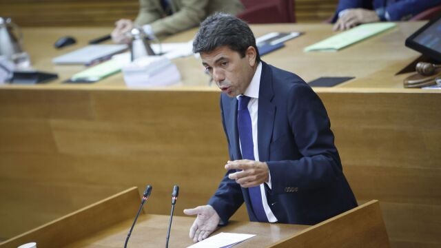 El presidente de la Generalitat, Carlos Mazón, interviene durante la sesión de control de Les Corts