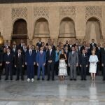 Los Reyes de España, Felipe (7d) y Letizia (6d), reciben a los mandatarios europeos en su visita al Patio de los Leones de la Alhambra dentro de la III Cumbre de la Comunidad Política Europea (CPE), este jueves en Granada. 