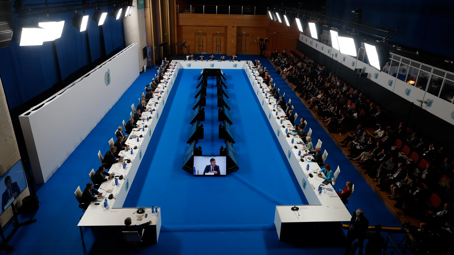 GRANADA, 5/010/23.- Ministros y jefes de Gobierno durante la reunión de la comunidad Política Europea que se celebra en Granada en el marco de la Presidencia española del Consejo de la UE, este jueves. El presidente del Gobierno en funciones, Pedro Sánchez, actúa como anfitrión en la tercera reunión de la Comunidad Política Europea en la que hará una cerrada defensa del multilateralismo como vía para afrontar retos ante los que considera que todo el continente debe asumir un papel de liderazg...
