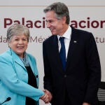 México promete a EEUU combatir el fentanilo y le pide frenar el tráfico de armas