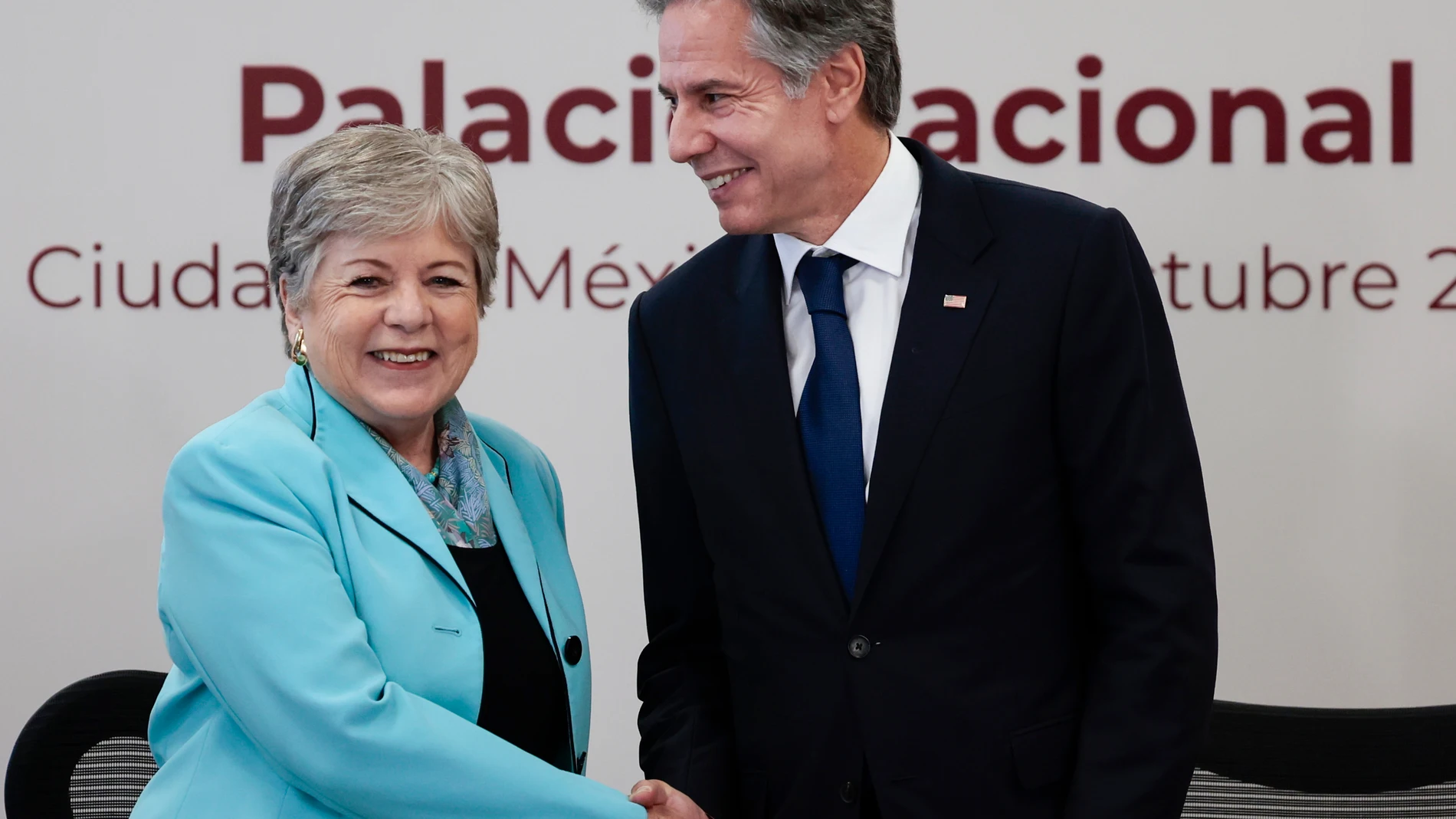 MEX7394. CIUDAD DE MÉXICO (MÉXICO), 05/10/2023.- La secretaria de Relaciones Exteriores de México, Alicia Bárcena (i) y el secretario de Estado, Antony Blinken (d), se saludan hoy, durante una reunión de trabajo en la Ciudad de México (México). El Gobierno de México prometió este jueves combatir el tráfico de fentanilo en el Diálogo de Alto Nivel de Seguridad con Estados Unidos, pero urgió a Washington frenar el trasiego de armas y dinero de ese país que terminan en posesión de los cárteles m...