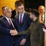  Prime Minister of Hungary Viktor Orban (L) and President of Ukraine Volodymyr Zelensky (R) shake hands beside Spain's Prime Minister Pedro Sanchez (C) prior to the opening ceremony of the third meeting of the European Political Community (EPC) Summit at the Congress Hall in Granada, Spain, 05 October 2023.