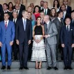 Los Reyes de España, Felipe (7d) y Letizia (6d), reciben a los mandatarios europeos en su visita al Patio de los Leones de la Alhambra dentro de la III Cumbre de la Comunidad Política Europea (CPE), este jueves en Granada.