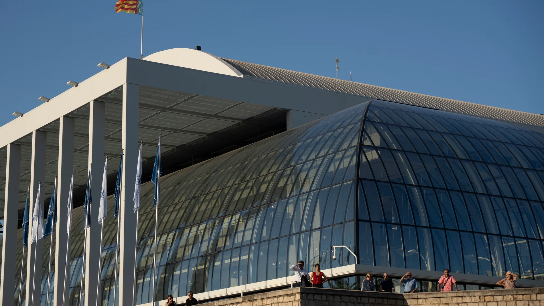 Fachada del Palau de la Música durante el acto de reapertura, a 5 de octubre de 2023, en Valencia, Comunidad Valenciana (España). El Palau de la Música de València ha agotado las entradas de los dos primeros conciertos programados por la Orquesta de València, y de uno de la Banda Sinfónica Municipal. El acto de la reapertura es hoy, cuando la música vuelve al auditorio con un concierto de la Orquesta de València, dirigida por su director principal invitado, Álvaro Albiach, y que previamente e...