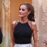 La Reina Letizia rescata su Carolina Herrera bicolor para su cita en La Alhambra