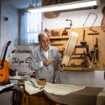 Felipe Conde, maestro artesano de guitarras. © Jesús G. Feria.