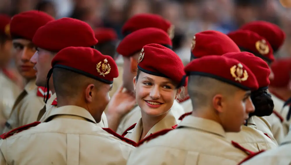La princesa Leonor participa con los cadetes de la Academia General Militar de Zaragoza en la ofrenda a la Virgen del Pilar