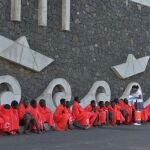 Las islas de Tenerife y El Hierro han recibido desde la pasada medianoche a 518 inmigrantes subsaharianos llegados a sus costas en cinco cayucos. En la imagen, la Cruz Roja asiste a 174 personas llegadas en dos embarcaciones durante la mañana al puerto de La Restinga, en El Hierro, una con 62 ocupantes y otra con 112.