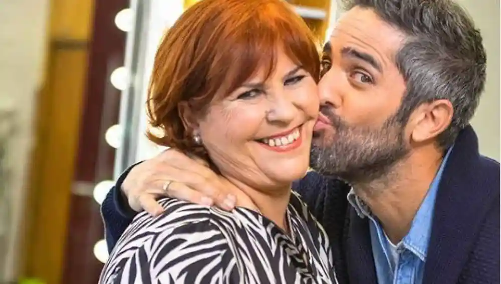 Roberto Leal junto a su madre Mercedes