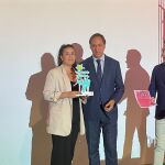 El alcalde de Salamanca, Carlos García Carbayo, entrega uno de los galardones