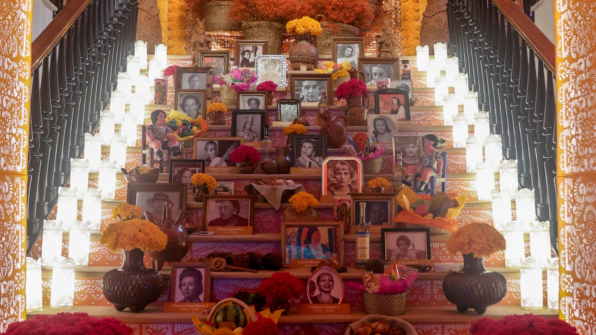 La VI edición del altar de la Fundación Casa de México por el Día de los Muertos, a 7 de octubre de 2023, en Madrid (España). Fundación Casa de México presenta su VI edición del altar de muertos, titulado ‘Que ni la muerte nos separe’, que se puede visitar del 7 de octubre al 12 de noviembre. El altar rinde homenaje a 30 mujeres cuya trayectoria ha destacado en ámbitos como la historia, las artes visuales y escénicas, el periodismo, la literatura, la política, el activismo social, la música y...