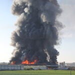 Una estructura en llamas tras un impacto directo en la ciudad israelí de Gedera tras el lanzamiento de cohetes desde Gaza