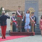 El Rey Felipe VI, la Reina Letizia y la ministra de Defensa, Margarita Robles en la jura de bandera en el Patio de Armas de la Academia General Militar de Zaragoza a 07 de Octubre de 2023 en Zaragoza (España).