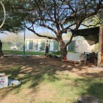 Una casa en llamas en el kibutz de Kfar Azza que los palestinos asaltaron desde la Franja de Gaza