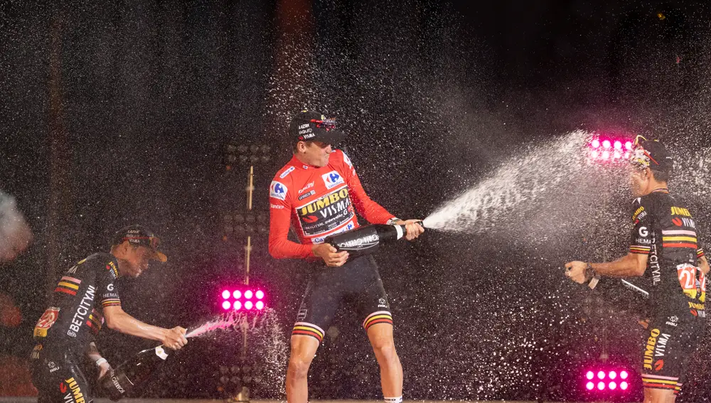Los ciclistas del Jumbo Visma, el estadounidense Sepp Kuss (c), el danés Jonas Vingegaard (i) y el esloveno Primoz Roglic, celebran su victoria en la clasificación general de la Vuelta Ciclista a España.