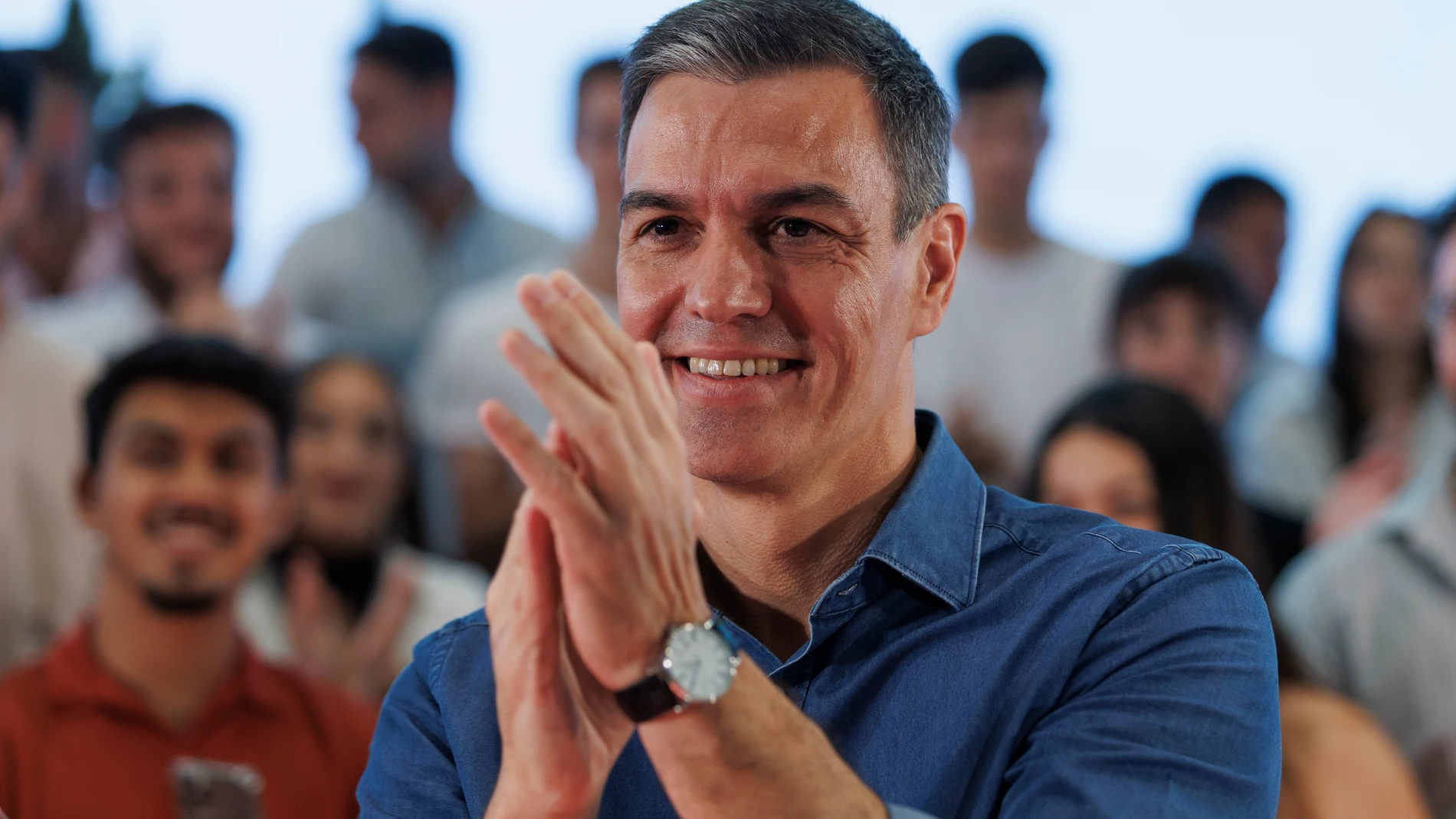 El secretario general del PSOE y presidente del Gobierno en funciones, Pedro Sánchez, a la llegada al recinto donde participa en un acto público, a 07 de octubre del 2023 en Granada (Andalucía, España). El secretario general del PSOE y presidente del Gobierno en funciones, Pedro Sánchez, protagonizará este sábado, 7 de octubre, en Granada su primer mitin desde que, el pasado martes, fuera propuesto por el rey Felipe VI como candidato a la investidura, tras consumarse en el Congreso de los D...
