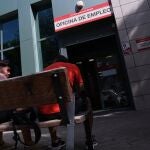 Fachada de una oficina del SEPE, en Madrid (España).