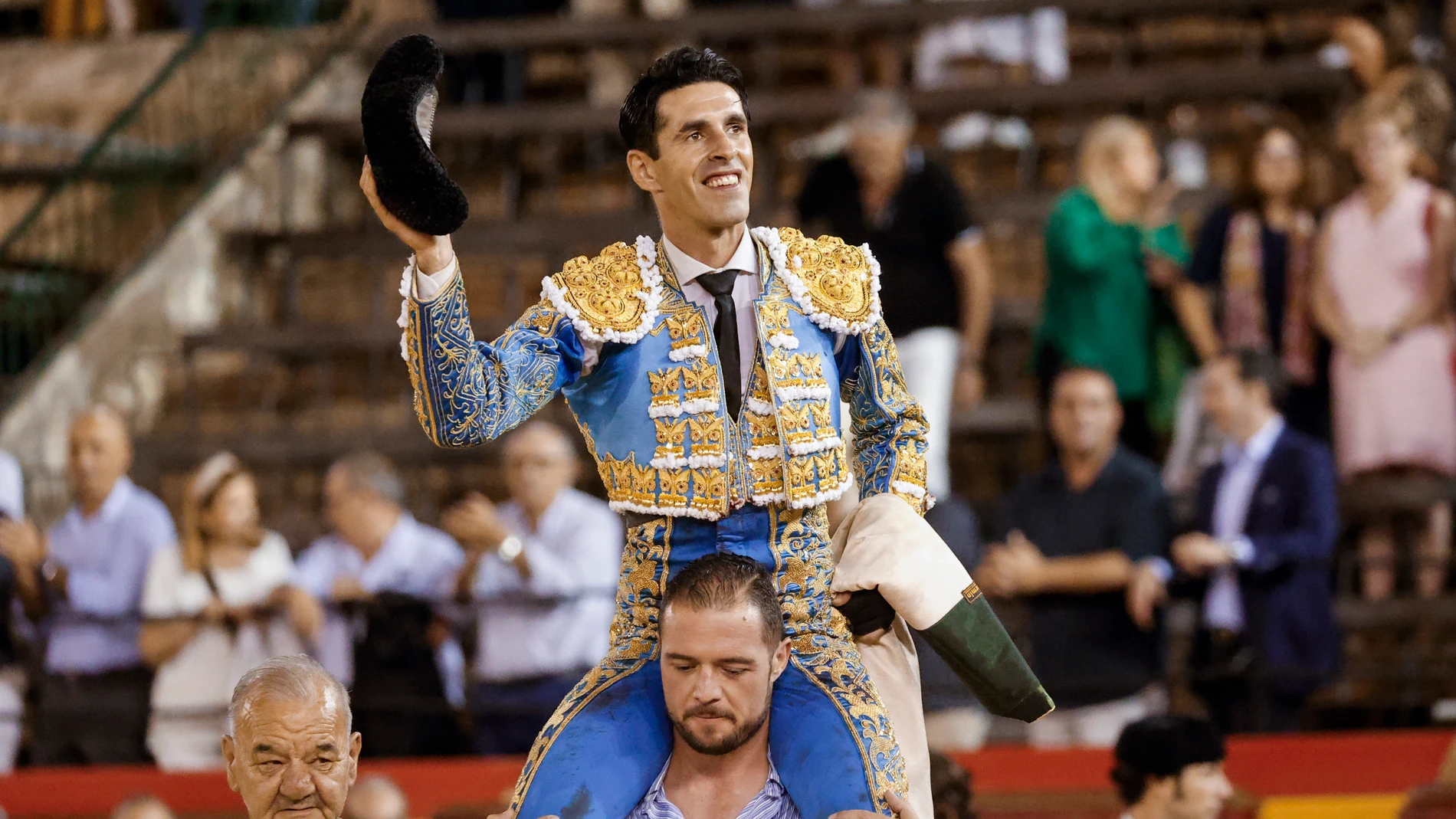 VALENCIA (ESPAÑA), 08/10/2023.- El diestro extremeño Alejandro Talavante sale a hombros este domingo en Valencia, en el que ha compartido cartel con el novillero Nek Romero. EFE/ Kai Forsterling