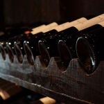 ¿Cuál es la función del hueco en la base de las botellas de vino?