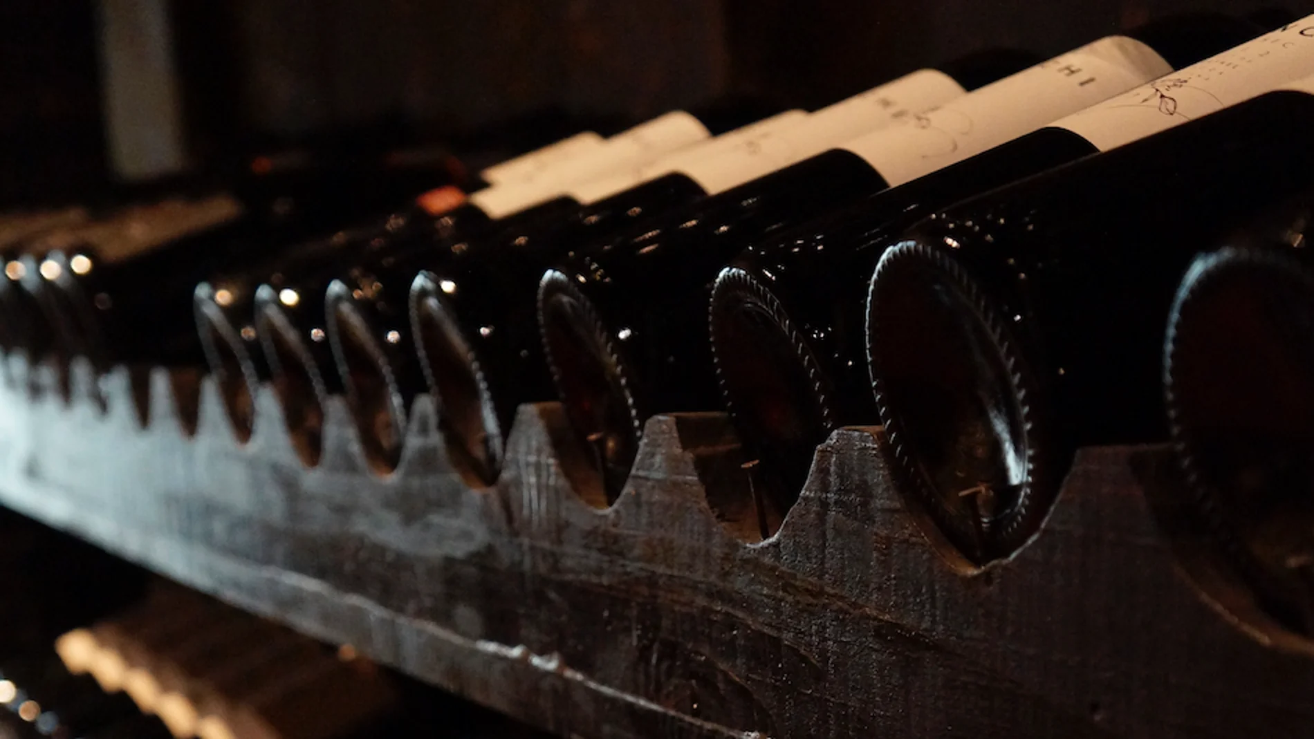 ¿Cuál es la función del hueco en la base de las botellas de vino?