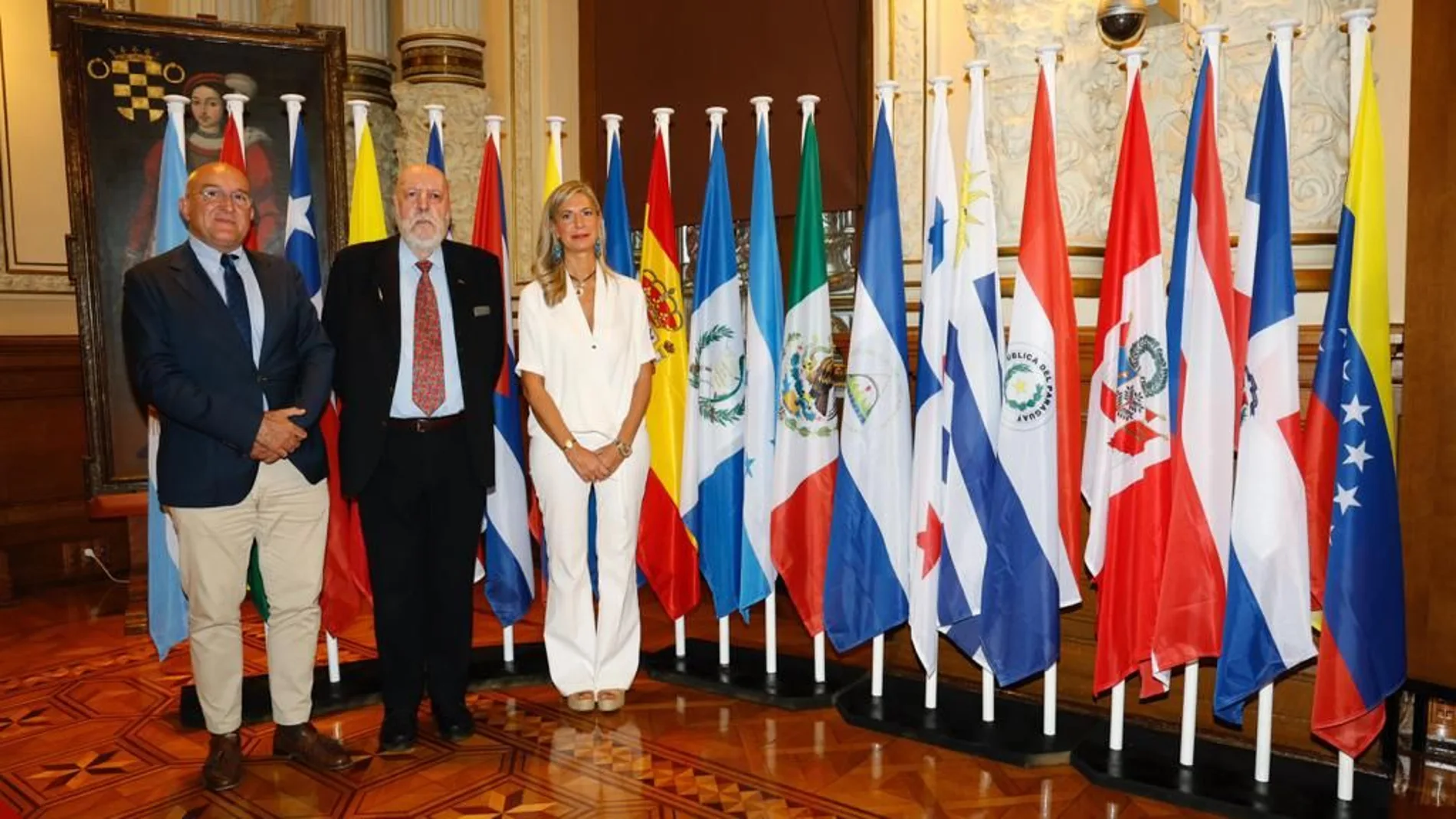 Carnero e Irene Carvajal durante el acto conmemorativo por el Día de la Hispanidad junto a José Delfín Val