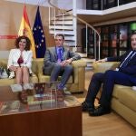 El secretario general del PSOE y presidente del Gobierno en funciones, Pedro Sánchez (c), y la ministra de hacienda y Función pública y vicesecretaria general del partido, María Jesús Montero, durante la reunión que mantuvieron este martes con el portavoz del PNV, Aitor Esteban, dentro de su ronda de contactos antes de someterse a la investidura. 