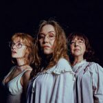 Ana Rujas, Lola Dueñas y Carmen Machi interpretan a Montserrat entre etapas distintas de su vida, cada una más aterradora que la anterior