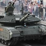 Un tanque ruso T-90M en un desfile.