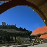 Vista del castillo de Peñafiel desde la entrada a Bodegas Protos
