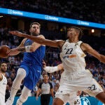 Doncic busca a un compañero ante la defensa de Tavares