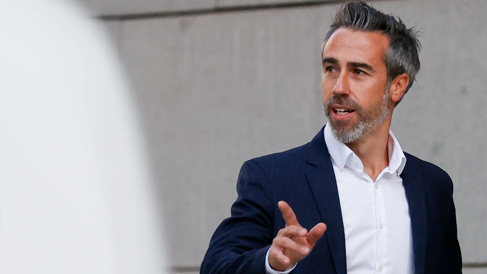 MADRID, 10/10/2023.- El exseleccionador de fútbol femenino Jorge Vilda a su llegada este martes este martes a la Audiencia Nacional en Madrid para declarar ante el juez como imputados por las presuntas coacciones a la jugadora Jenni Hermoso y su entorno para que dijera que el beso de Luis Rubiales fue consentido. EFE/ Javier Lizón