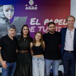 La presentación de la campaña "El papel de tu vida" este martes en la sede de la Fundación ANAR en Madrid. De izquierda a derecha los actores Nacho Guerreros, Marta Milans y Laura Pintado; Javier Maldonado, jefe de Estudios del Instituto Conde de Orgaz; Benjamín Ballesteros, director técnico Fundación ANAR e Irene de la Casa directora general de Evercom 