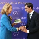 La infanta Elena entrega a Paco Ureña la Oreja de Oro de la APM, a la que felicita por "cuidar las tradiciones"