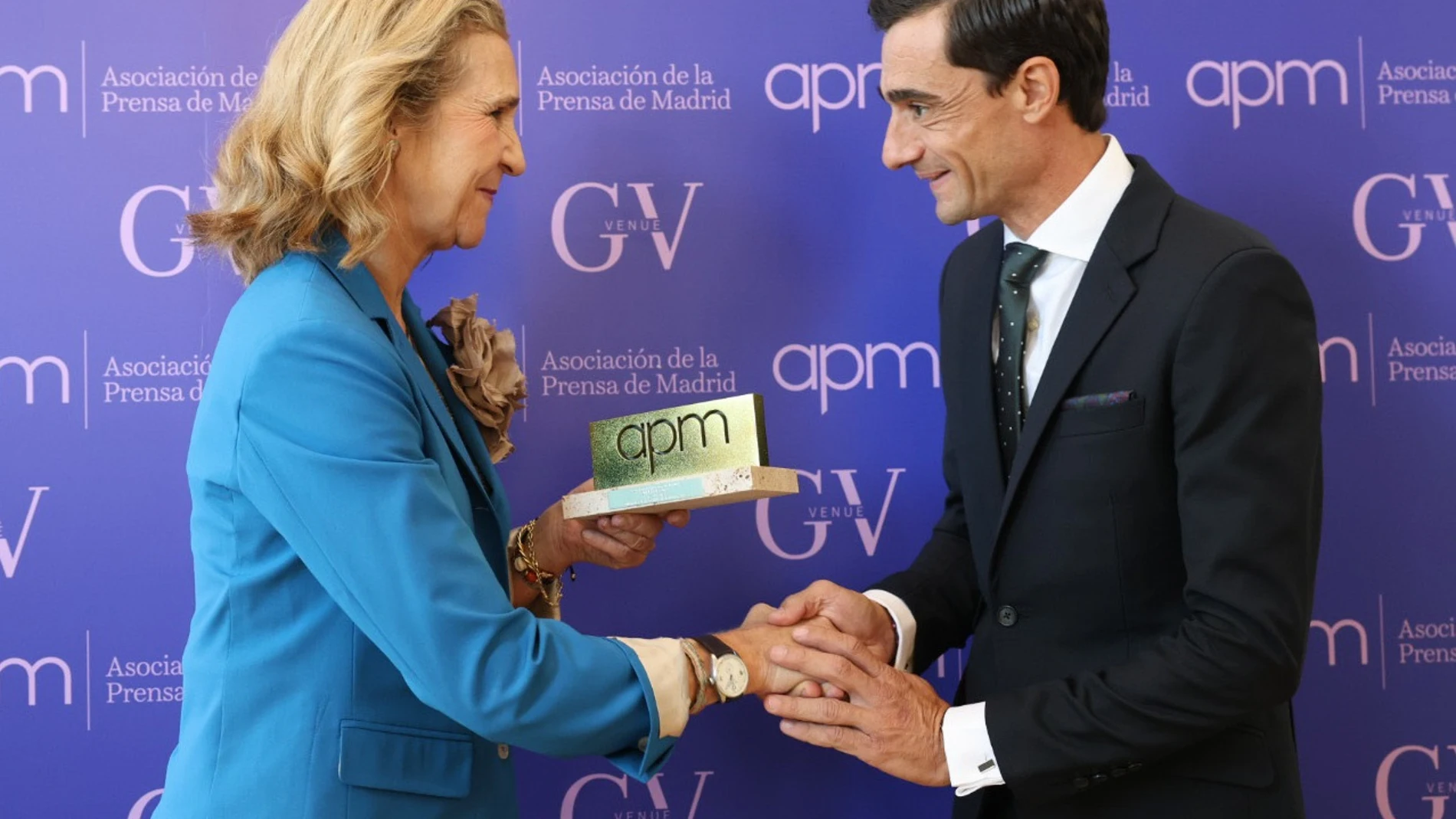La infanta Elena entrega a Paco Ureña la Oreja de Oro de la APM, a la que felicita por "cuidar las tradiciones" MIGUEL J. BERROCAL/APM 11/10/2023