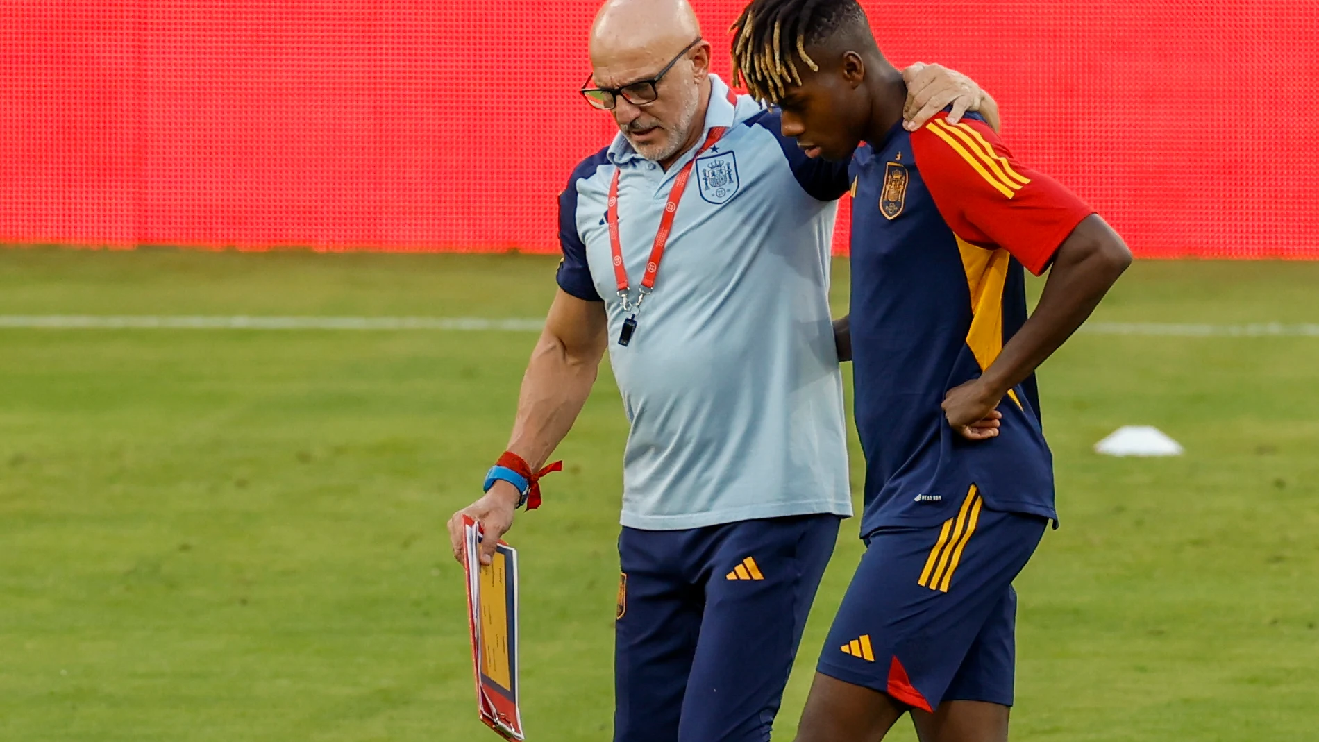 SEVILLA, 11/10/2023.- El seleccionador nacional, Luis de la Fuente (i), conversa con el delantero Nico Williams (d) durante el entrenamiento del equipo celebrado este miércoles en Sevilla, en la víspera del encuentro de clasificación para la Eurocopa de 2024 ante Escocia en el estadio de La Cartuja. EFE/ Julio Muñoz
