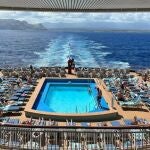 Una imagen desde el interior del Norwegian Spirit de NCL mientras deja atrás las islas de Hawái