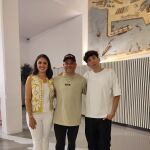 El rapero Nach, en el centro, el día de la inauguración de la exposición sobre su persona.