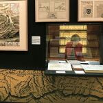 Mujer mira documentos del Archivo de Indias 