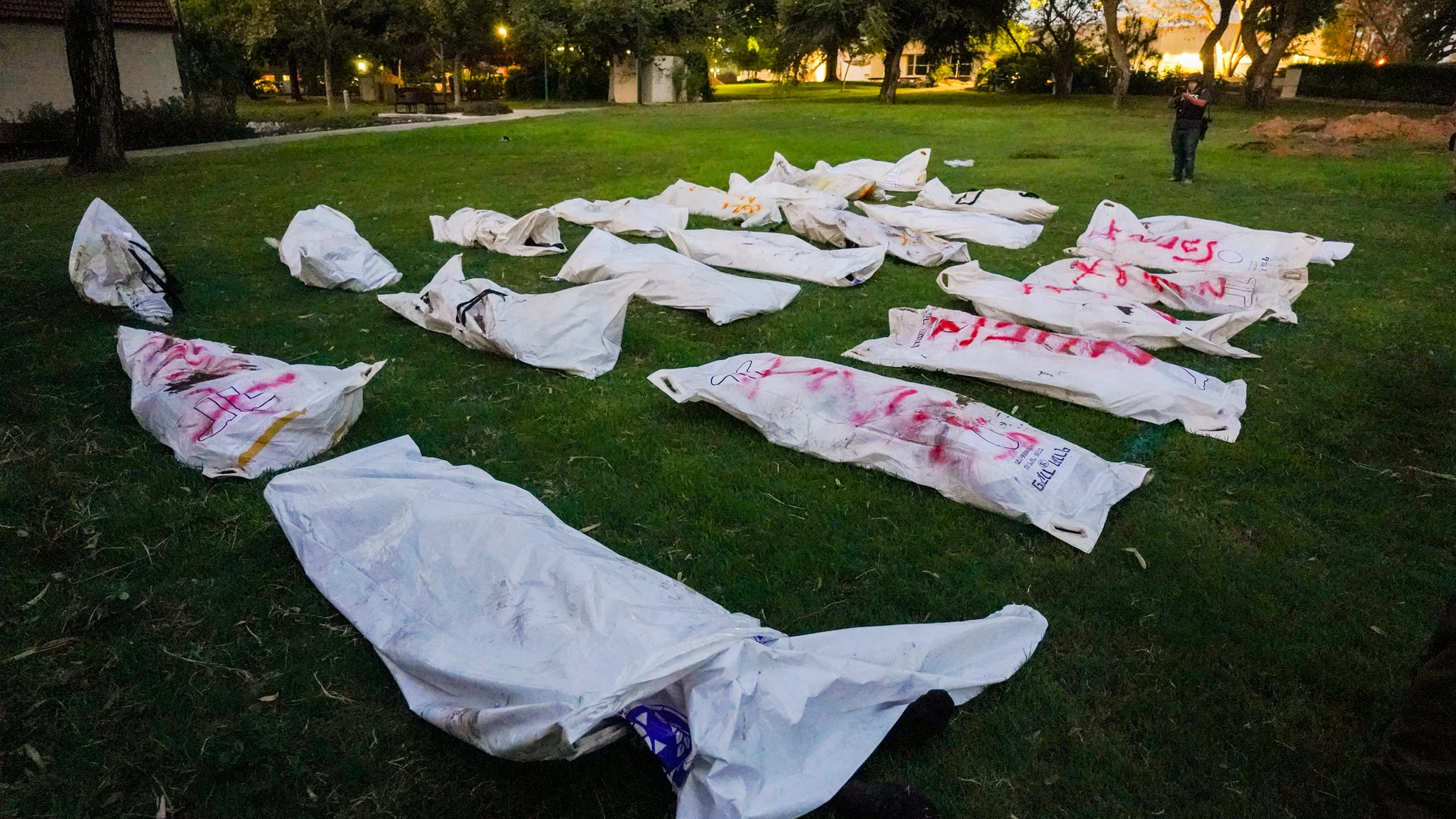 BEERI (ISRAEL), 11/10/2023.- El olor a putrefacción y muerte impregna todo el kibutz Beeri, una comunidad agrícola en el sur de Israel vecino a Gaza, que fue el escenario de una de las peores masacres que ha vivido Israel en el ataque que la milicia islamista Hamás lanzó el sábado pasado: aquí murieron más de cien civiles. Aún están los cadáveres de dos milicianos de Hamás tirados en la entrada; han pasado apenas 14 horas desde que las unidades de élite israelíes consiguieron acabar con la re...