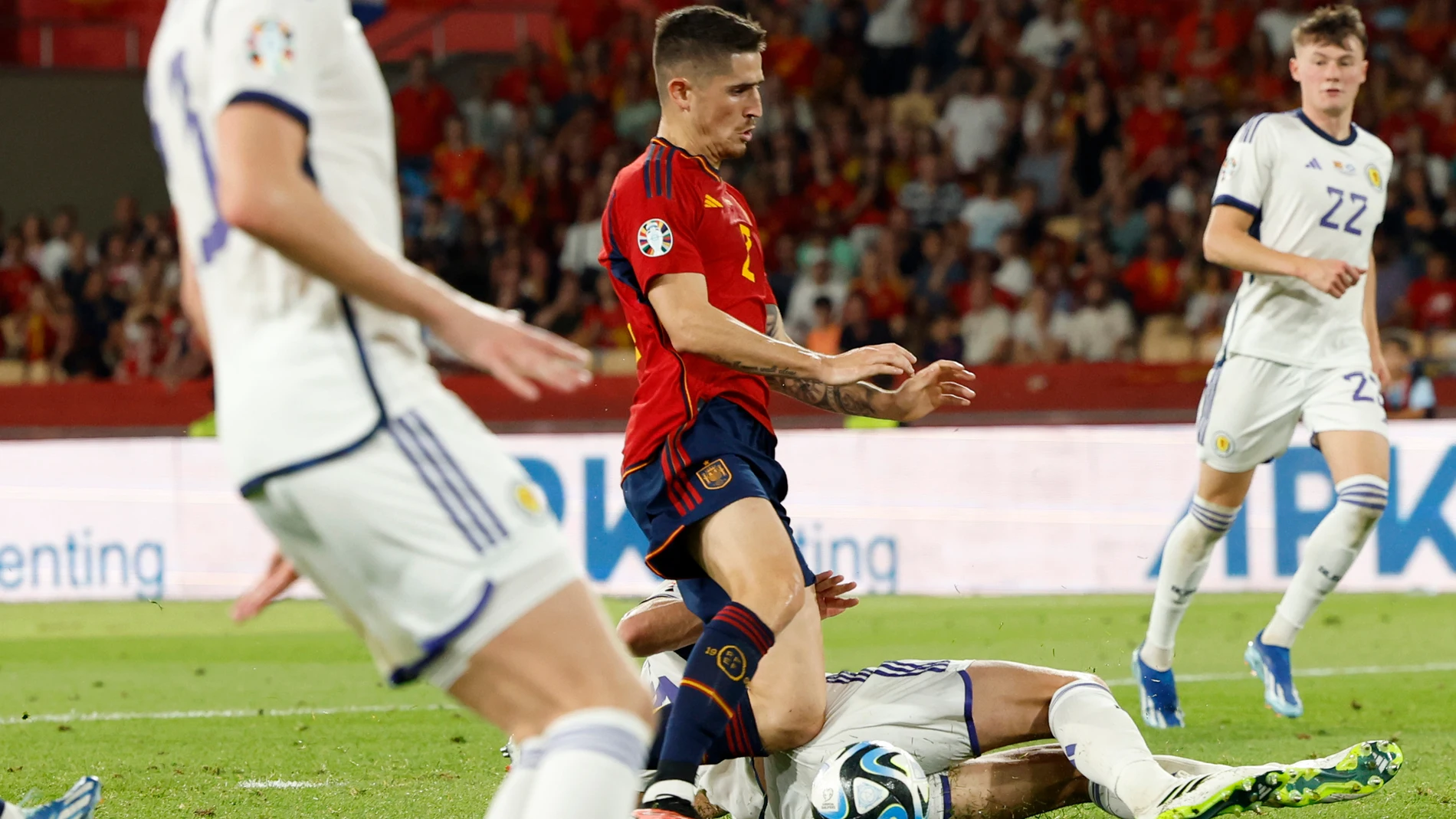 SEVILLA, 12/10/2023.- El centrocampista de la selección española Oihan Sancet (c) marca su gol, segundo del equipo, en el partido de clasificación para la Eurocopa 2024 que los combinados nacionales de España y Escocia juegan hoy jueves en el estadio de La Cartuja, en Sevilla. EFE/ Julio Muñoz