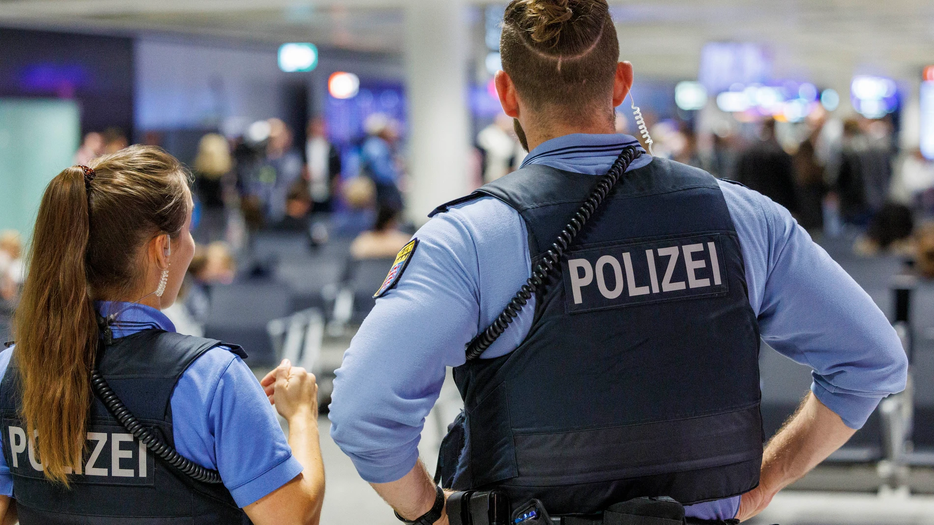 Frankfurt (Germany), 12/10/2023.- Police looks as passengers, who were travelling on a special Lufthansa flight from Tel Aviv, arrive at the Frankfurt Airport in Frankfurt am Main, Germany, 12 October 2023. At the request of the German Foreign Office, Lufthansa started special flights bringing German citizens from Israel, after the Israeli-Palestinian conflict escalated. Thousands of Israelis and Palestinians have died since the militant group Hamas launched an unprecedented attack on Israel ...