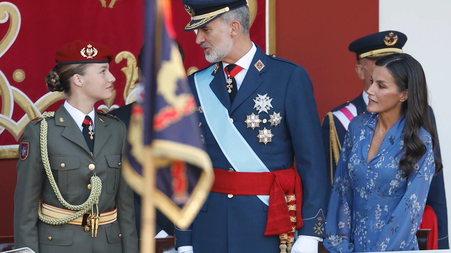 MADRID, 12/10/2023.-La princesa de Asturias, Leonor (i-d), el rey Felipe VI y la reina Letizia, tras su llegada este jueves al desfile del Día de la Fiesta Nacional en Madrid, presidido por los reyes, en el que participan 4.177 militares, 86 aviones y helicópteros y 142 vehículos terrestres. EFE/ Chema Moya
