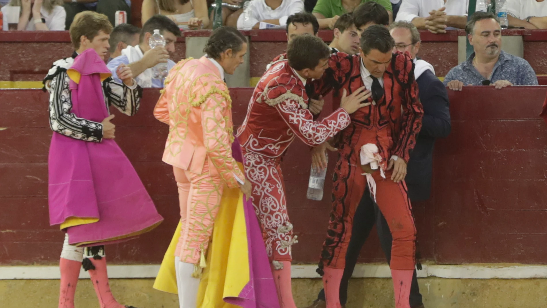 ZARAGOZA, 12/10/2023.- El diestro Octavio Chacón es atendido por sus compañeros tras la cogida que ha sufrido por el quinto de la tarde de la corrida de Feria del Pilar este jueves en Zaragoza. EFE/ Javier Cebollada
