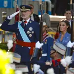 El look de la Reina Letizia para el Día de la Hispanida.