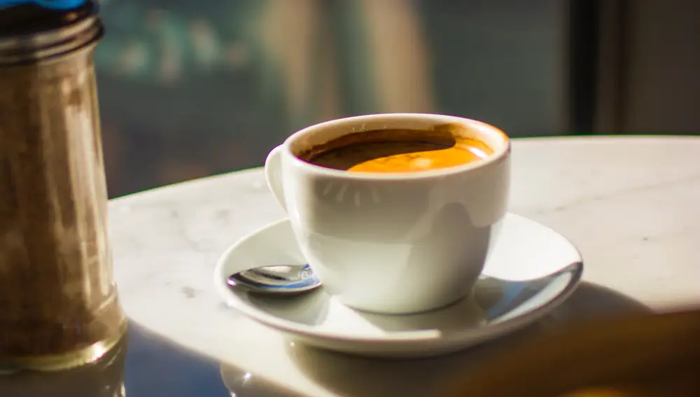 ¿Por qué debes esperar un tiempo después de despertarte para tomarte el café?